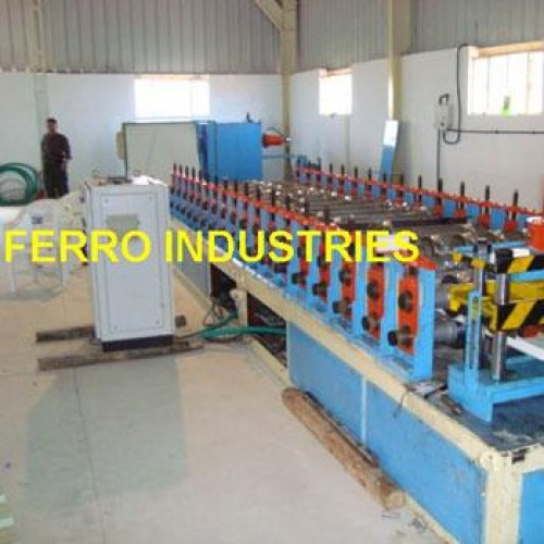Roll forming machine for manufacturing roofing sheet