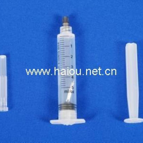 Needle retracted safety syringe 