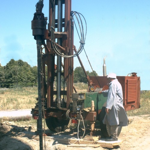 Vertical well drilling installation