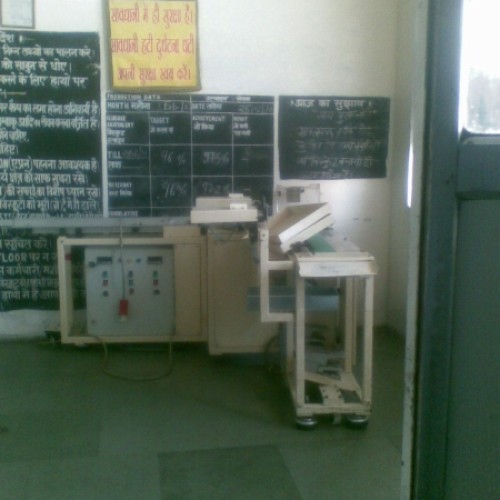 Biscuit packet collating machine