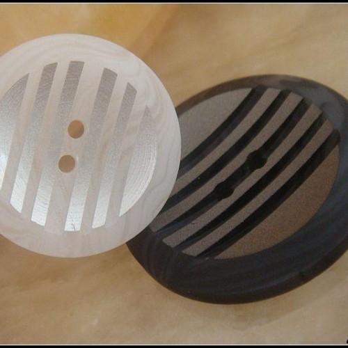 Resin button with stripes