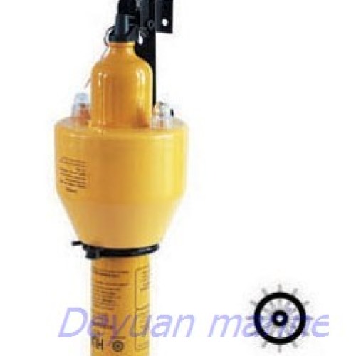 Self-igniting and self-activating smoke signal for life buoys