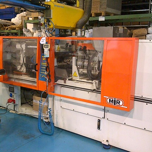 Plastic injection moulding machine