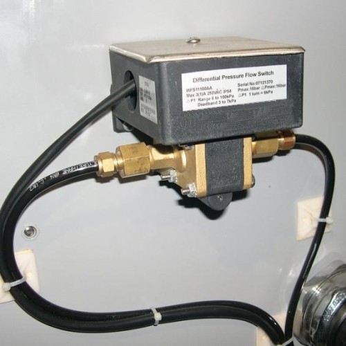 Adjustable differential pressure flow switch