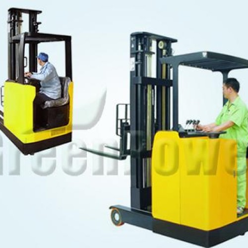 Reach truck