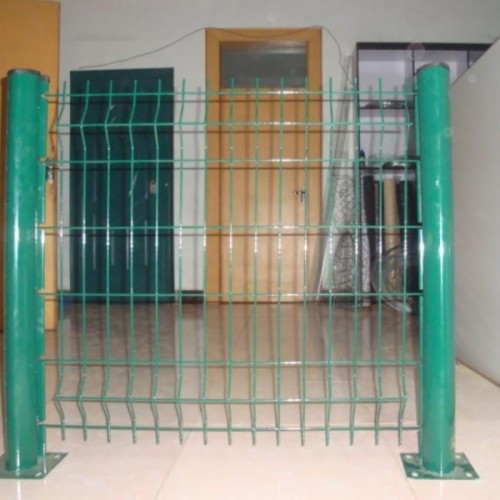 Wire mesh fence