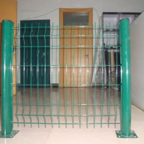 Wire mesh fence