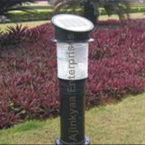 Solar garden path lamp