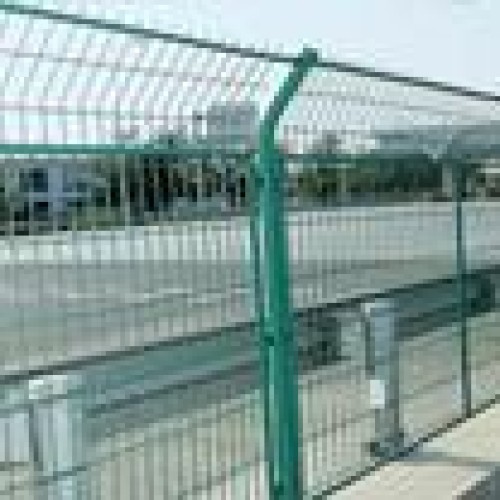 Wire mesh fence