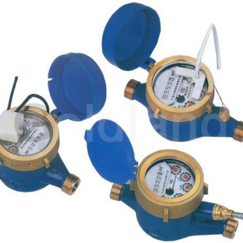 Liquid sealed vane wheel pulse transmitting water meter