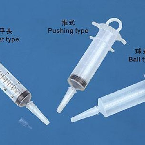 Irrigating syringe 