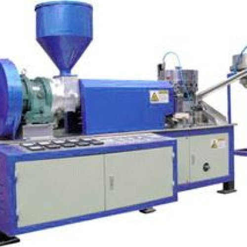 Plastic lid moulding machine