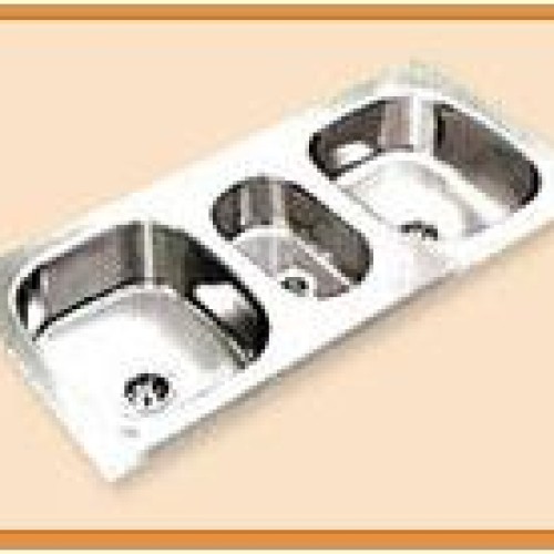 Triple bowl kitchen sink