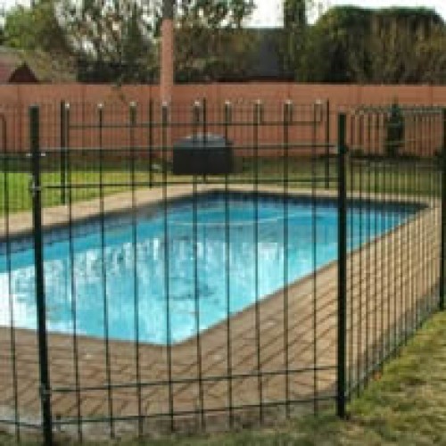 Swimming pool fence