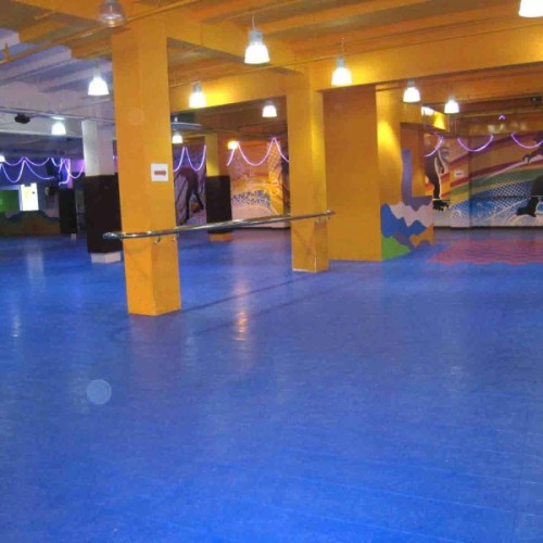 Indoor interlocking roller skating rink flooring