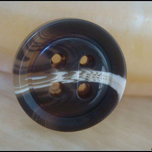 Resin button with pattern